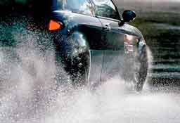 Движение автомобиля по мокрой дороге